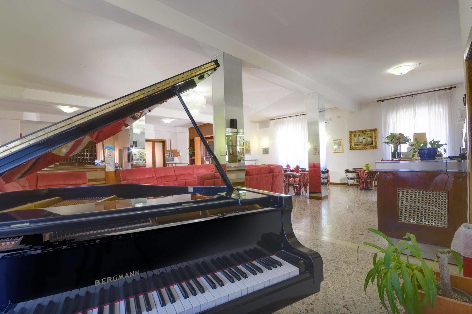 San Gabriele Hotell Loreto Eksteriør bilde
